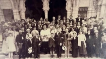 Jack Traynor, en el centro, abajo, como peregrino a Lourdes en el año 1925, dos años después de su curación.