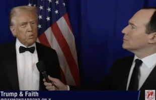 El expresidente de los Estados Unidos, Donald Trump, es entrevistado por Raymond Arroyo de EWTN justo antes de asistir a la cena anual Al Smith en apoyo del trabajo caritativo de la Arquidiócesis de Nueva York, el 17 de octubre de 2024. Crédito: Captura de video / “The World Over with Raymond Arroyo”.