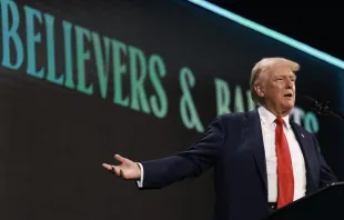 El expresidente Donald Trump habla durante una conferencia de la Cumbre de Creyentes de Turning Point USA, en el Centro de Convenciones de Palm Beach el 26 de julio de 2024, en West Palm Beach, Florida (Estados Unidos). Crédito: Joe Raedle/Getty Images.