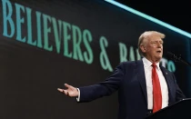 El expresidente Donald Trump habla durante una conferencia de la Cumbre de Creyentes de Turning Point USA, en el Centro de Convenciones de Palm Beach el 26 de julio de 2024, en West Palm Beach, Florida (Estados Unidos).