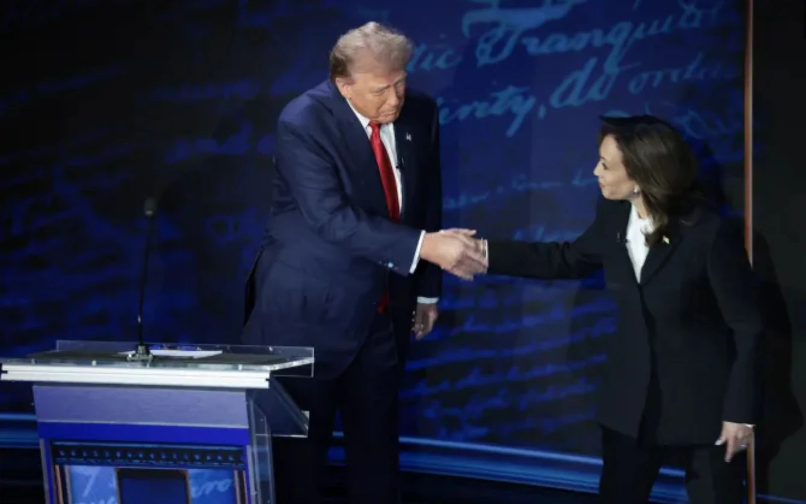 El candidato presidencial republicano, el expresidente Donald Trump, y la candidata presidencial demócrata, la vicepresidenta Kamala Harris, se saludan mientras debaten por primera vez durante la campaña electoral presidencial en el Centro Nacional de la Constitución el 10 de septiembre de 2024 en Filadelfia.?w=200&h=150