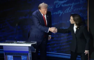 El candidato presidencial republicano, el expresidente Donald Trump, y la candidata presidencial demócrata, la vicepresidenta Kamala Harris, se saludan mientras debaten por primera vez durante la campaña electoral presidencial en el Centro Nacional de la Constitución el 10 de septiembre de 2024 en Filadelfia. Crédito: Win McNamee/Getty Images.