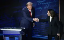 El candidato presidencial republicano, el expresidente Donald Trump, y la candidata presidencial demócrata, la vicepresidenta Kamala Harris, se saludan mientras debaten por primera vez durante la campaña electoral presidencial en el Centro Nacional de la Constitución el 10 de septiembre de 2024 en Filadelfia.