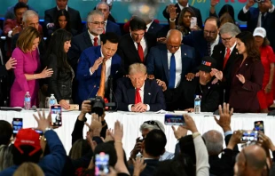 El expresidente y candidato presidencial Republicano Donald Trump reza durante una mesa redonda con líderes de la comunidad latina en el resort Trump National Doral Miami, en Miami, el 22 de octubre de 2024. Crédito: CHANDAN KHANNA/AFP vía Getty Images.