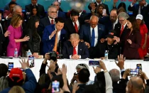 El expresidente y candidato presidencial Republicano Donald Trump reza durante una mesa redonda con líderes de la comunidad latina en el resort Trump National Doral Miami, en Miami, el 22 de octubre de 2024.