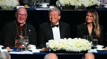 El presidente electo Donald Trump con su esposa Melania Trump y el Arzobispo de Nueva York, Cardenal Timothy M. Dolan (izquierda), asisten a la 79a cena anual de la Fundación Memorial Alfred E. Smith en el Hilton Midtown de la ciudad de Nueva York, el 17 de octubre de 2024.