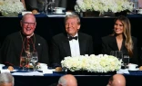 El presidente electo Donald Trump con su esposa Melania Trump y el Arzobispo de Nueva York, Cardenal Timothy M. Dolan (izquierda), asisten a la 79a cena anual de la Fundación Memorial Alfred E. Smith en el Hilton Midtown de la ciudad de Nueva York, el 17 de octubre de 2024.