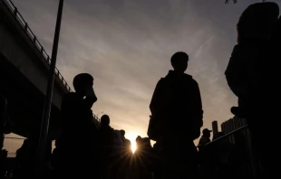 Solicitantes de asilo esperan sus citas con las autoridades estadounidenses en el CBP One antes de cruzar por el puerto El Chaparral en Tijuana, estado de Baja California, México, el 20 de enero de 2025. Crédito: GUILLERMO ARIAS/AFP vía Getty Images.