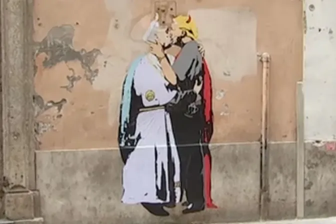 Realizan pinta ofensiva que presenta a Trump besando al Papa Francisco en Roma