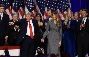 Donald Trump señala a sus partidarios durante un acto de la noche electoral en el Centro de Convenciones de Palm Beach el 6 de noviembre de 2024, en West Palm Beach, Florida. Crédito: Joe Raedle/Getty Images