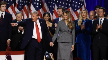 Donald Trump señala a sus partidarios durante un acto de la noche electoral en el Centro de Convenciones de Palm Beach el 6 de noviembre de 2024, en West Palm Beach, Florida.