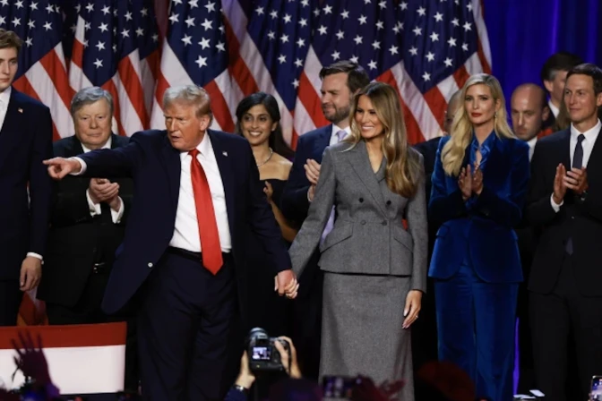 Donald Trump señala a sus partidarios durante un acto de la noche electoral en el Centro de Convenciones de Palm Beach el 6 de noviembre de 2024, en West Palm Beach, Florida.