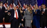 Donald Trump señala a sus partidarios durante un acto de la noche electoral en el Centro de Convenciones de Palm Beach el 6 de noviembre de 2024, en West Palm Beach, Florida.