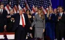 Donald Trump señala a sus partidarios durante un acto de la noche electoral en el Centro de Convenciones de Palm Beach el 6 de noviembre de 2024, en West Palm Beach, Florida.