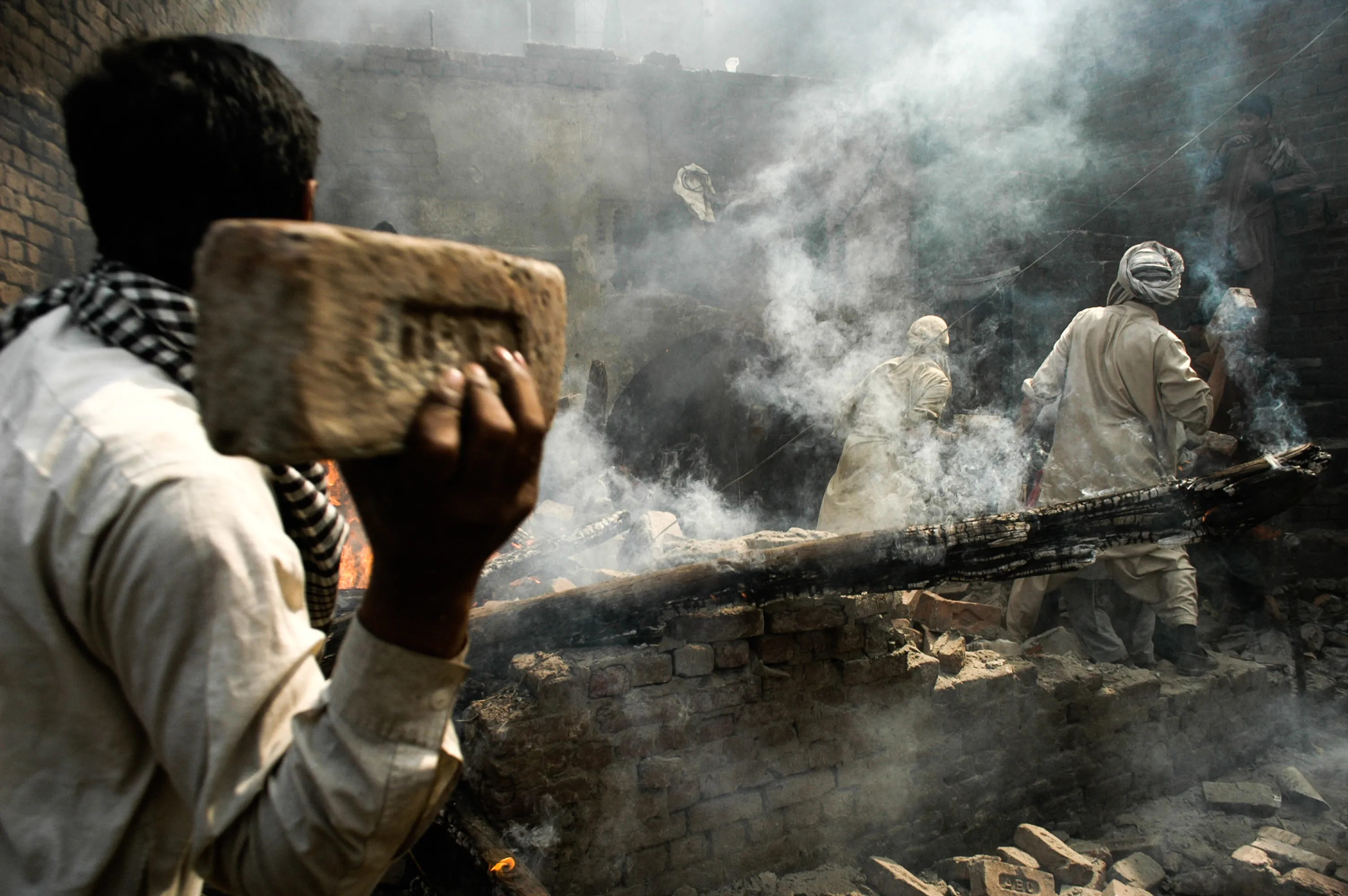 Una turba de musulmanes lanzan ladrillos a una casa cristiana después de incendiarla, en Lahore, Pakistán, el sábado 9 de marzo de 2013.?w=200&h=150