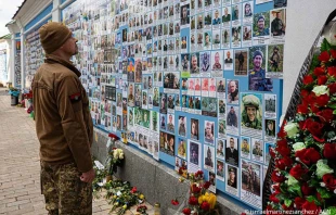 Un soldado observa el muro con fotos de los caídos por Ucrania desde la invasión de Crimea en 2014. Crédito: ACN/@ismaelmartinezsanchez.