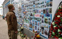 Un soldado observa el muro con fotos de los caídos por Ucrania desde la invasión de Crimea en 2014.