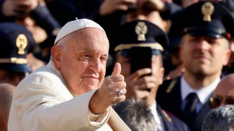 El Papa Francisco llega a su audiencia general semanal en la Plaza de San Pedro en el Vaticano, el 13 de noviembre de 2024.