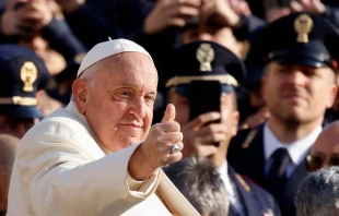 El Papa Francisco llega a su audiencia general semanal en la Plaza de San Pedro en el Vaticano, el 13 de noviembre de 2024. Crédito: Riccardo De Luca / Shutterstock