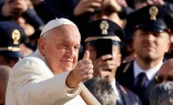 El Papa Francisco llega a su audiencia general semanal en la Plaza de San Pedro en el Vaticano, el 13 de noviembre de 2024.