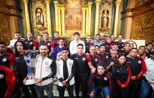 Miembros del club Universitario de Deportes en el Santuario de las Nazarenas, ante la imagen del Señor de los Milagros. Crédito: Twitter @Universitario