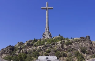 Vista general de la Cruz del Valle de los Caídos, la más gran de la cristiandad. Crédito: Godot13 (CC BY-SA 4.0)