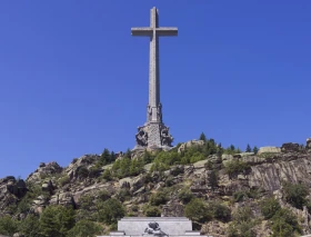 Abadía benedictina ofrece clases de canto gregoriano bajo los brazos de la mayor cruz de la cristiandad