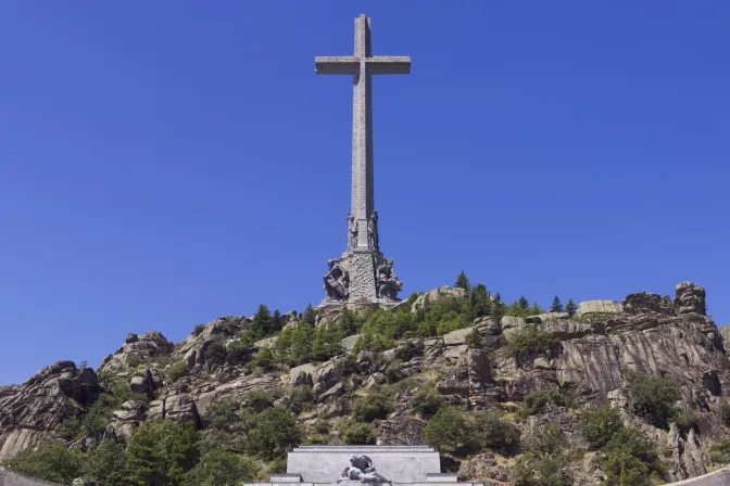 Vista general de la Cruz del Valle de los Caídos, la más gran de la cristiandad.