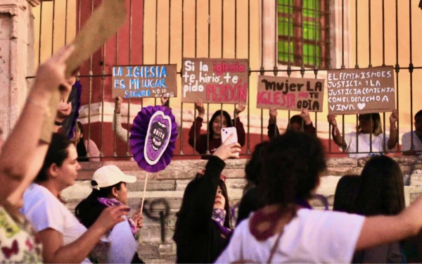 Catholic women inside a temple in the march of International Women's Day. Credit: Magui Lozano