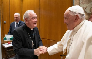 El Papa Francisco recibe al Obispo de Barbastro-Monzón (España), Mons. Ángel Pérez Pueyo, el 21 de octubre de 2024. Crédito: Vatican Media.