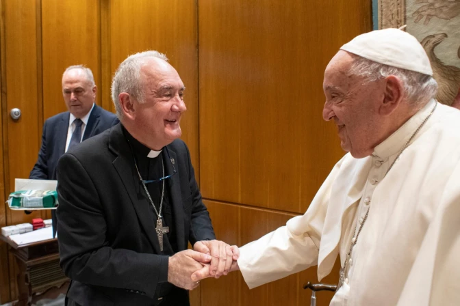 El Papa Francisco recibe al Obispo de Barbastro-Monzón (España), Mons. Ángel Pérez Pueyo, el 21 de octubre de 2024.