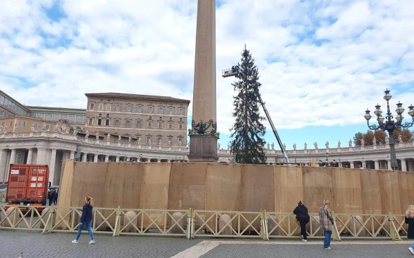 Un pequeño pueblo isleño en el norte de Italia ha puesto su corazón en recrear una laguna local en un pesebre para la Plaza de San Pedro, la primera vez que el pesebre contará con un gran cuerpo de agua. La réplica de la laguna estará ambientada a principios de 1900 y contará con una playa, islas, barcos, animales y representantes de los habitantes de la ciudad. Crédito: Hannah Brockhaus / CNA.