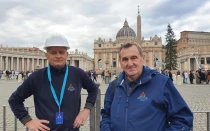 Andrea de Walderstein (izquierda) y Antonio Boemo están a cargo de la recreación de una laguna local en un belén para la Plaza de San Pedro. De Walderstein es el arquitecto, diseñador y director de construcción del belén, y Boemo es el coordinador y líder del proyecto.