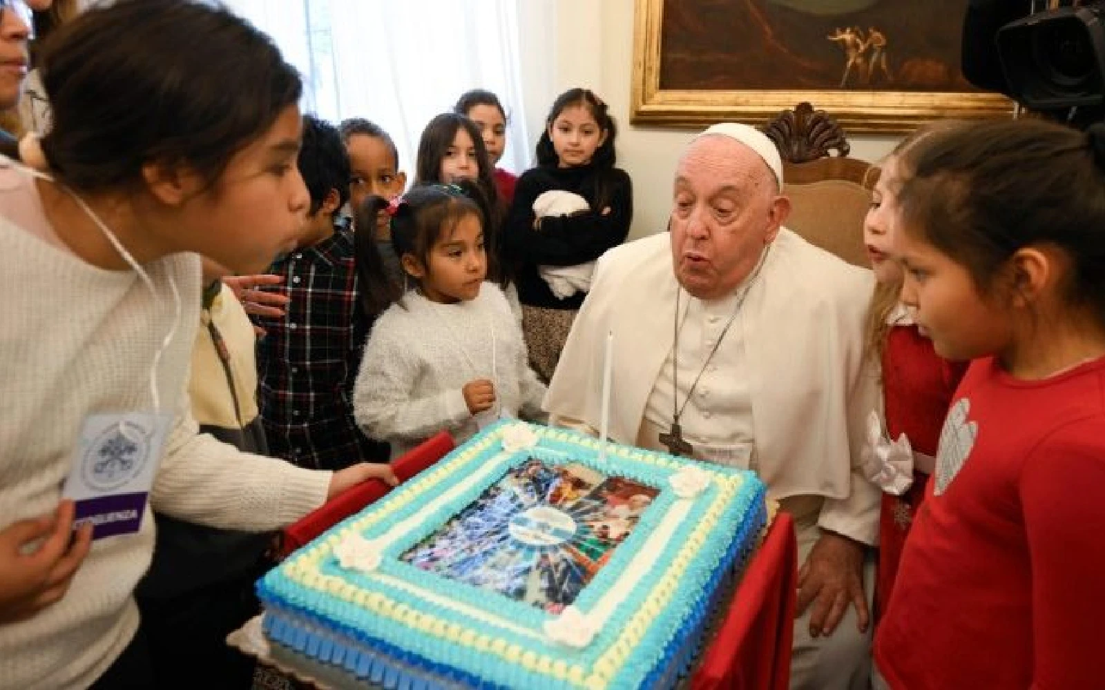 El Papa Francisco apaga las velas del pastel que le regalaron los niños.?w=200&h=150