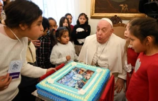 El Papa Francisco apaga las velas del pastel que le regalaron los niños. Crédito: Vatican Media