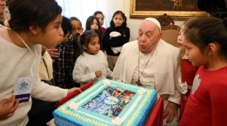 El Papa apaga las velas de la tarta que le regalaron