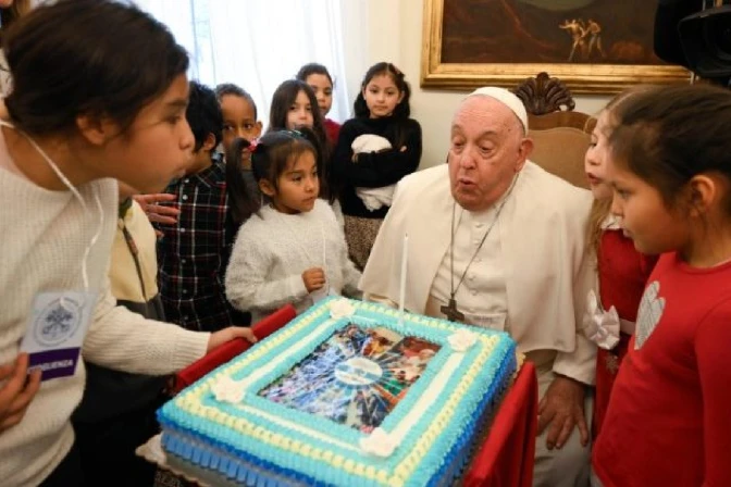 El Papa apaga las velas de la tarta que le regalaron