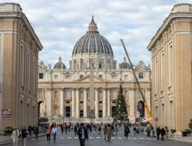 El árbol de Navidad llega al Vaticano: con su madera fabricarán juguetes para niños necesitados