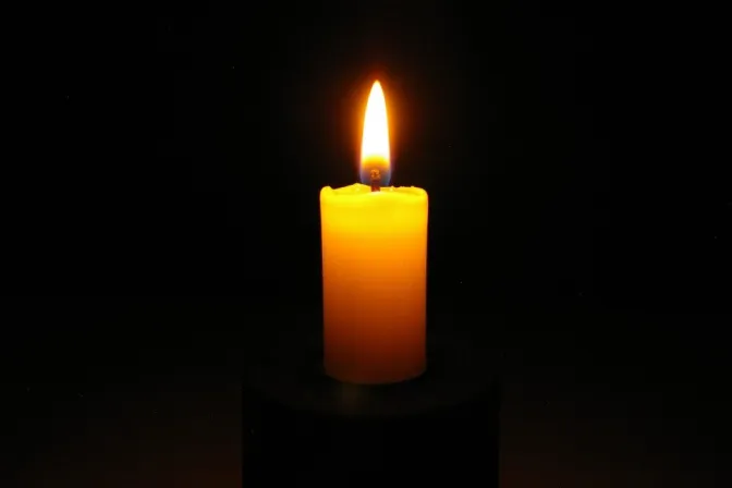 Imagen referencial de una vela encendida y oración.