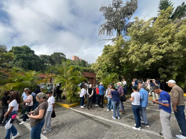 Venezuelans approach their voting centers to participate in the presidential elections this July 28.  Credit: Andrés Henríquez