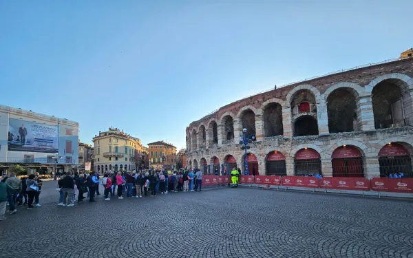 Fieles acuden a la Arena de Verona en la madrugada del 18 de mayo de 2024. Crédito: Marco Mancini /ACI Stampa.