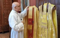 El P. José de Jesús Aguilar explica las vestiduras litúrgicas del sacerdote.