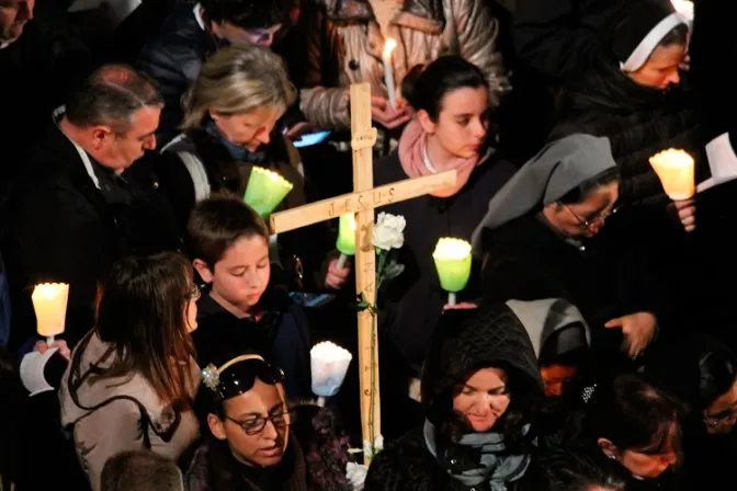 Vía Crucis de Misericordia: Así ayudó el Papa a indigentes de Roma en Viernes Santo