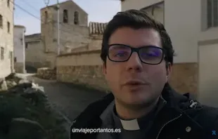 Sacerdote participa en una campaña a favor de la financiación de la Iglesia Católica en España. Crédito: CEE.