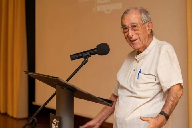 El misionero español Vicente Berenguer, condecorado por el Rey Felipe VI.