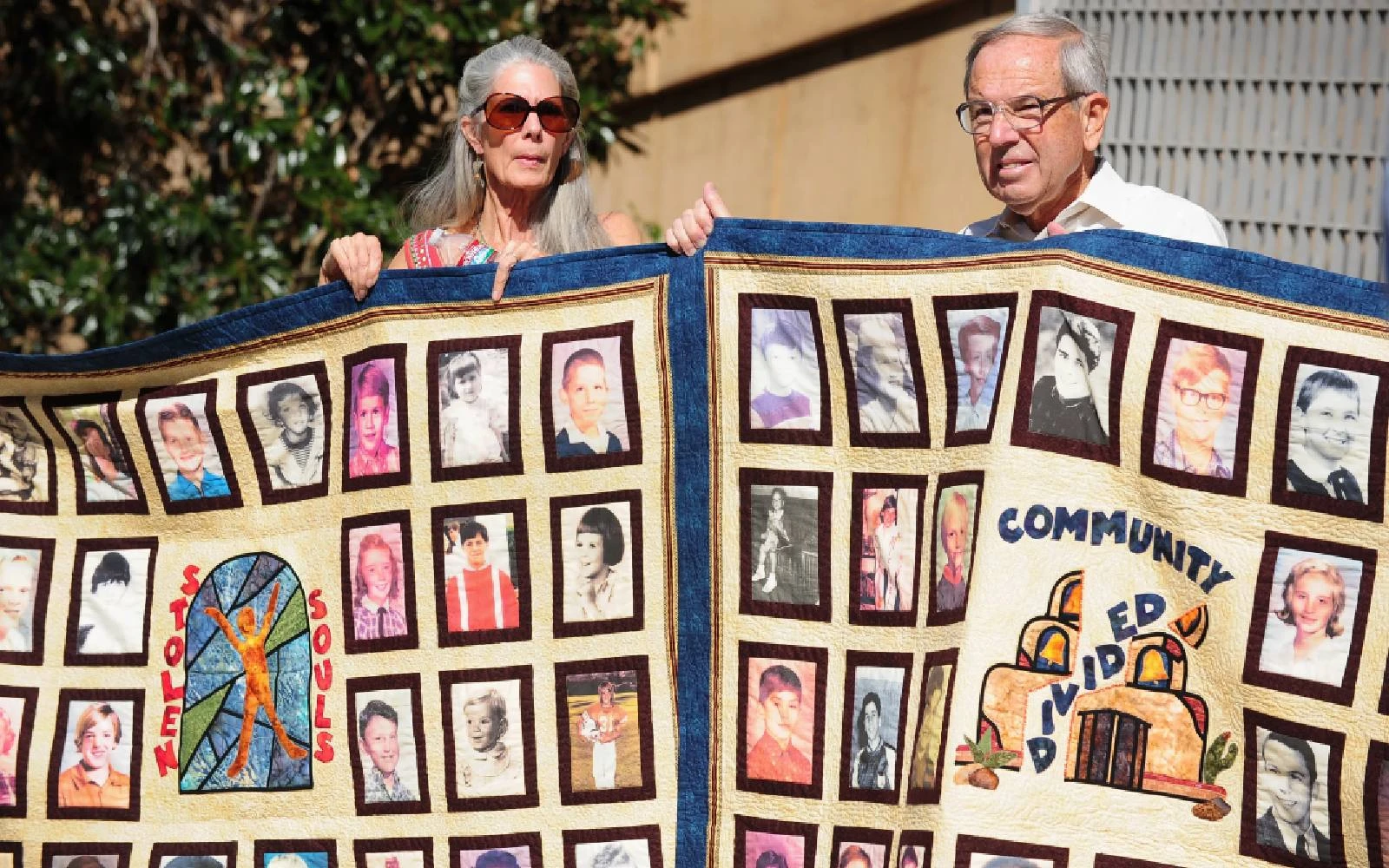 Víctimas de abuso y quienes los apoyan sostienen colchas con retratos de niños abusados mientras se reunían frente a la Catedral de Nuestra Señora de los Ángeles en Los Ángeles, el 1 de febrero de 2013, un día después de la publicación de los archivos personales de los sacerdotes acusados de conducta sexual inapropiada.?w=200&h=150