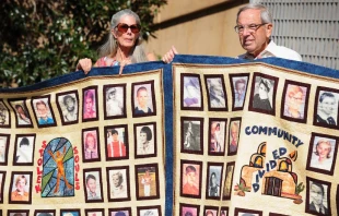 Víctimas de abuso y quienes los apoyan sostienen colchas con retratos de niños abusados mientras se reunían frente a la Catedral de Nuestra Señora de los Ángeles en Los Ángeles, el 1 de febrero de 2013, un día después de la publicación de los archivos personales de los sacerdotes acusados de conducta sexual inapropiada. Crédito: FREDERIC J. BROWN/AFP vía Getty Images.