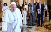 El Papa Francisco recibe a familiares de víctimas por la explosión en el puerto de Beirut