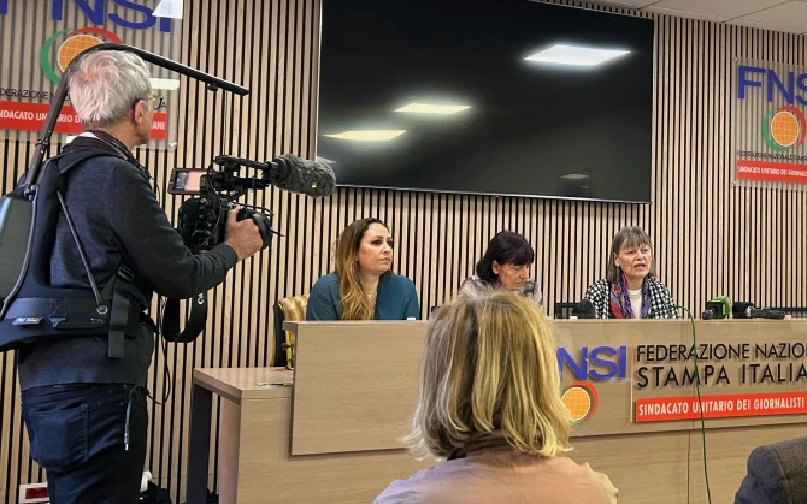 La abogada Laura Sgro, a la izquierda, se sienta con Gloria Branciani, en el centro, y Marjiam Kovač durante una conferencia de prensa en Roma el 21 de febrero de 2024. Branciani y Kovač denuncian que fueron sometidos a abusos espirituales, psicológicos y sexuales por parte del famoso artista de mosaicos, el P. Marko Rupnik.?w=200&h=150