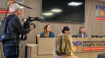 La abogada Laura Sgro, a la izquierda, se sienta con Gloria Branciani, en el centro, y Marjiam Kovač durante una conferencia de prensa en Roma el 21 de febrero de 2024. Branciani y Kovač denuncian que fueron sometidos a abusos espirituales, psicológicos y sexuales por parte del famoso artista de mosaicos, el P. Marko Rupnik.